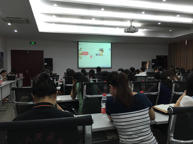 博悅佳輕質隔墻板外貿人員在培訓現(xiàn)場