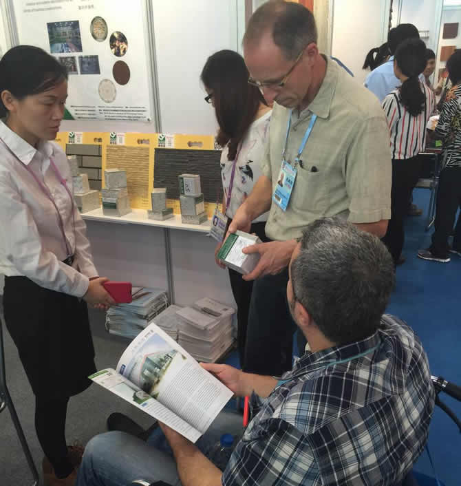 國(guó)外客戶正在向博悅佳工作人員咨詢輕質(zhì)隔墻板的防火、隔音、保溫等原理