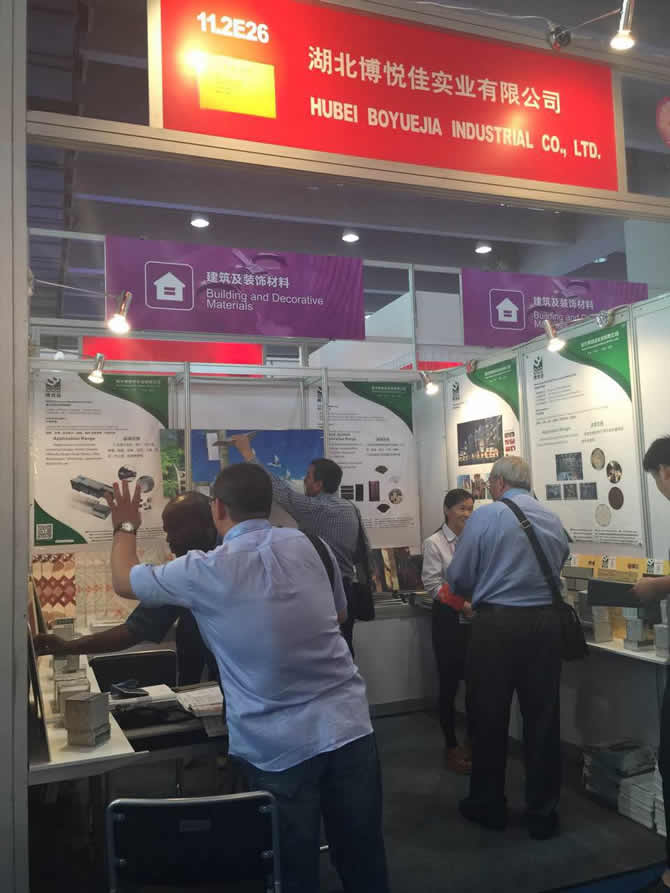 熱鬧非凡的廣交會(huì)現(xiàn)場(chǎng)，輕質(zhì)墻板、復(fù)合EPS夾心墻板等新型墻體材料備受矚目